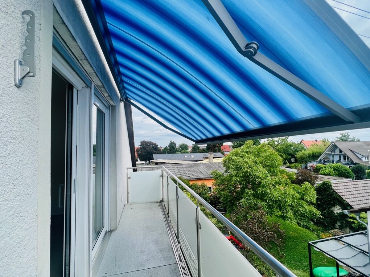 Großer Balkon mit Markise