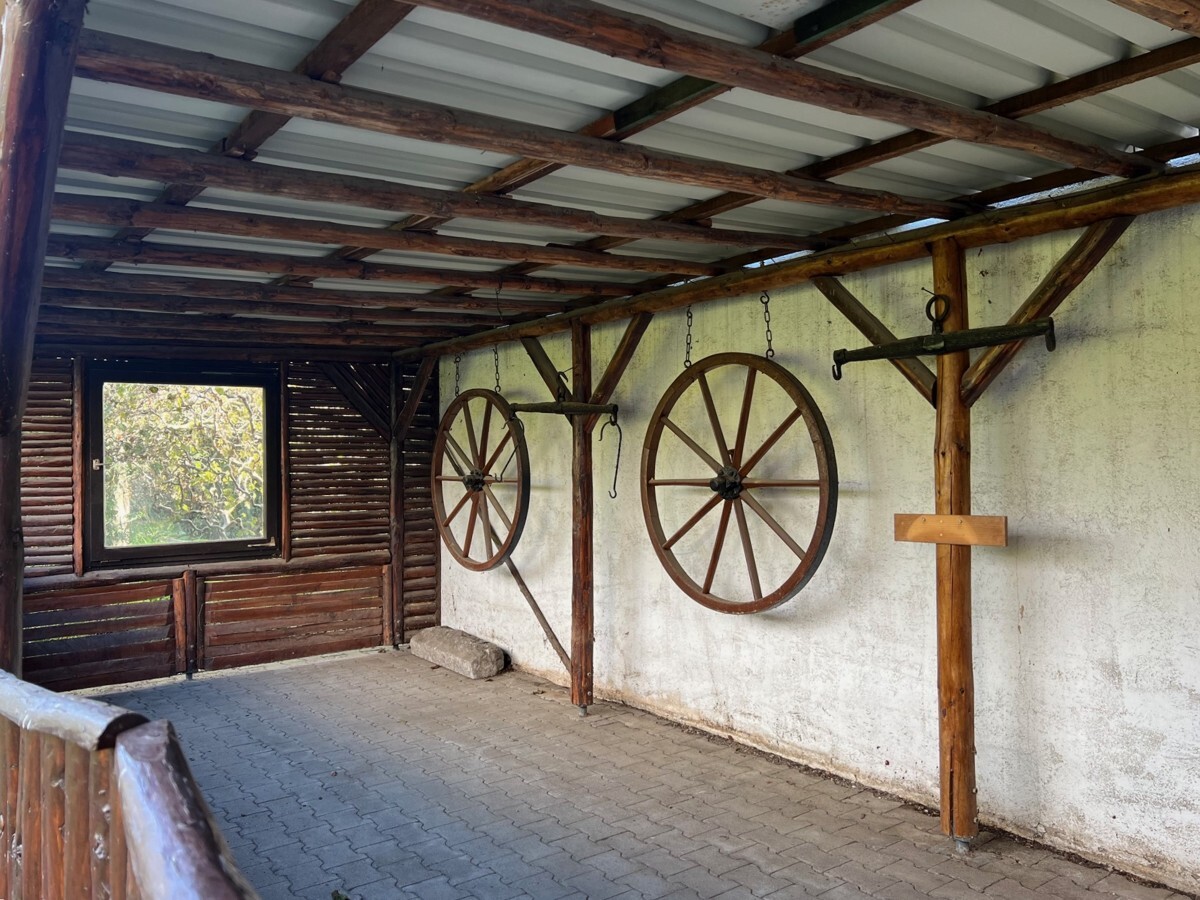Pergola im schönen Garten