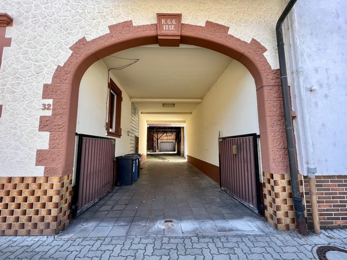 Große, hohe EInfahrt