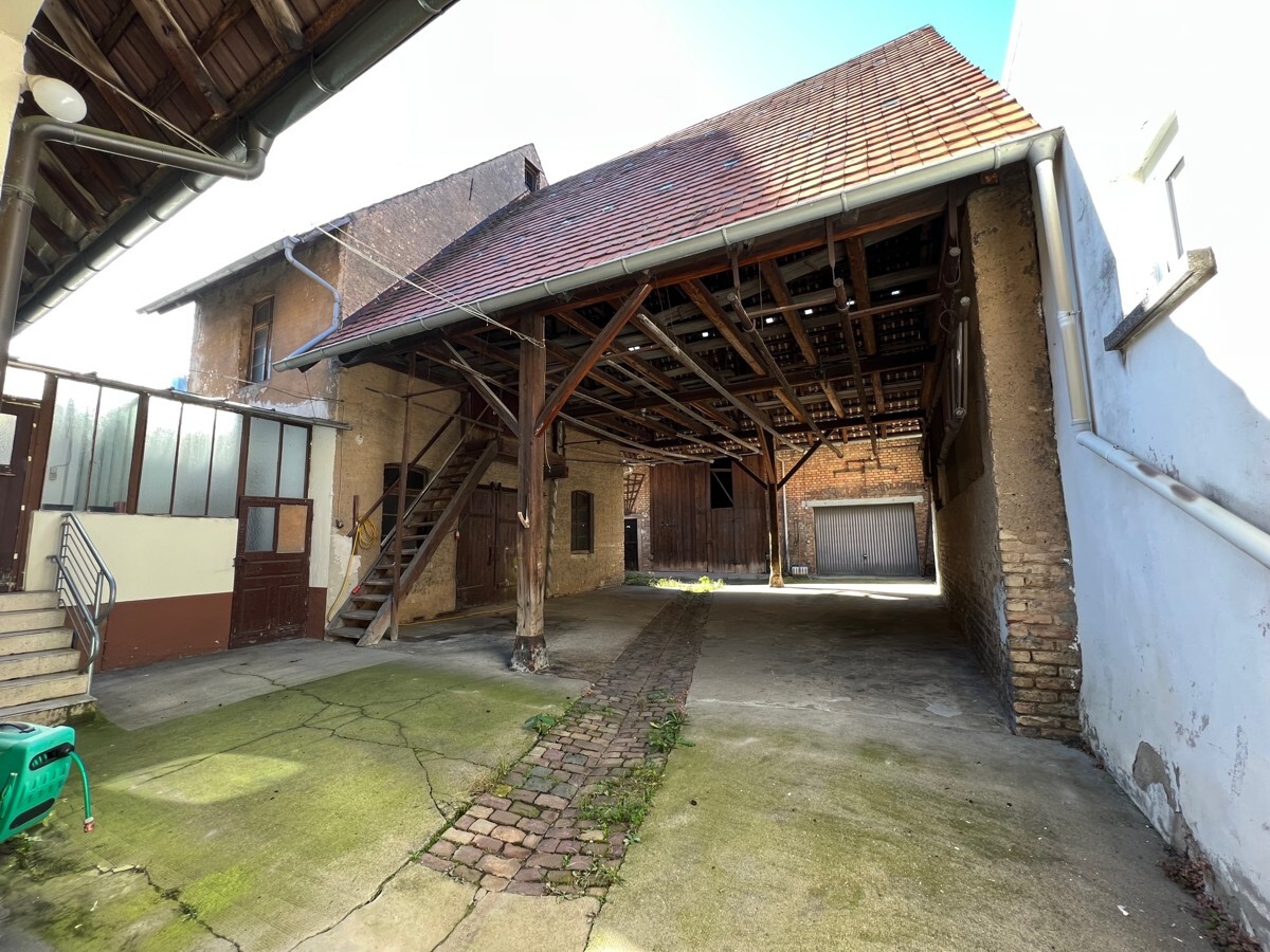 Nebengebäude + Überdachter Hof