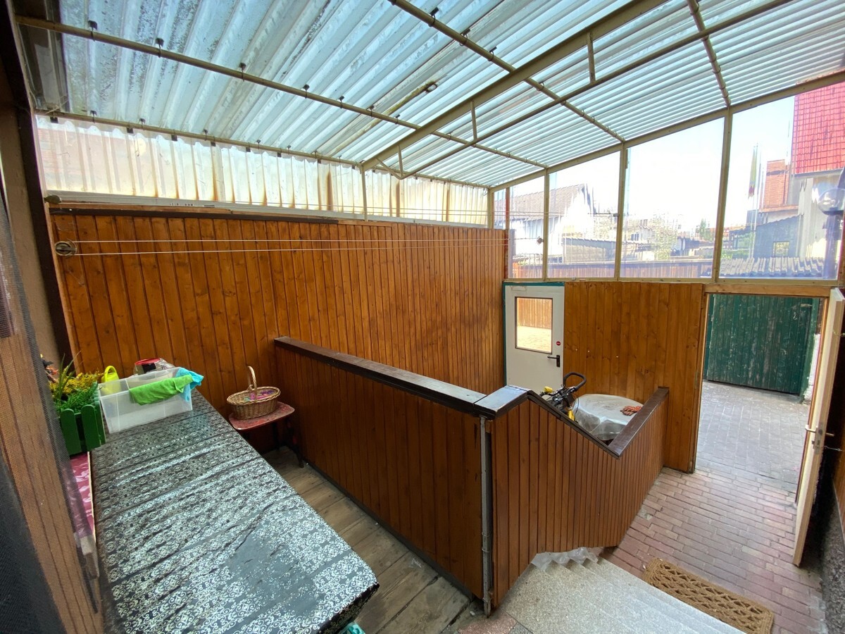 überdachter Eingangsbereich