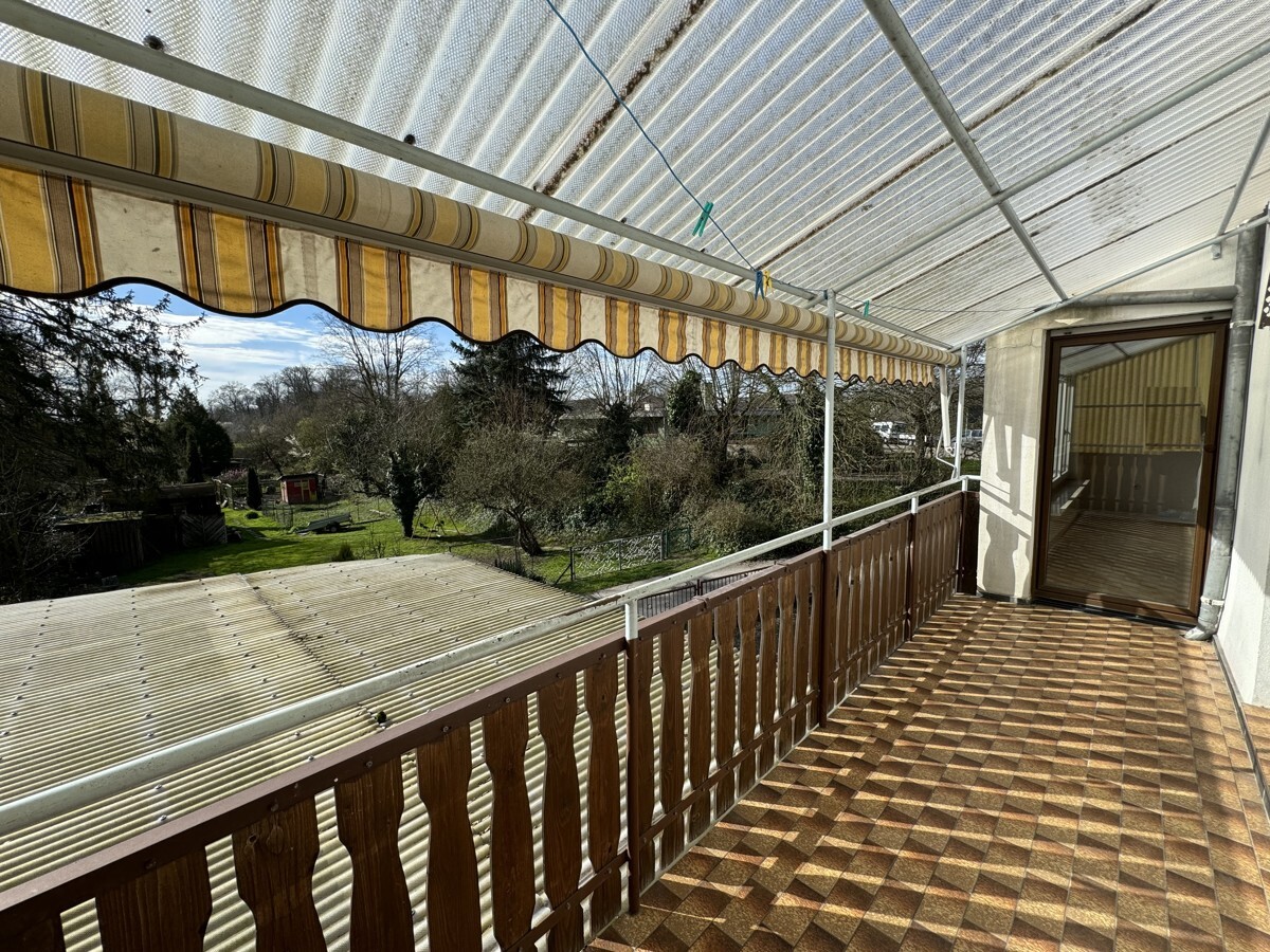 Großer, überdachter baslkon