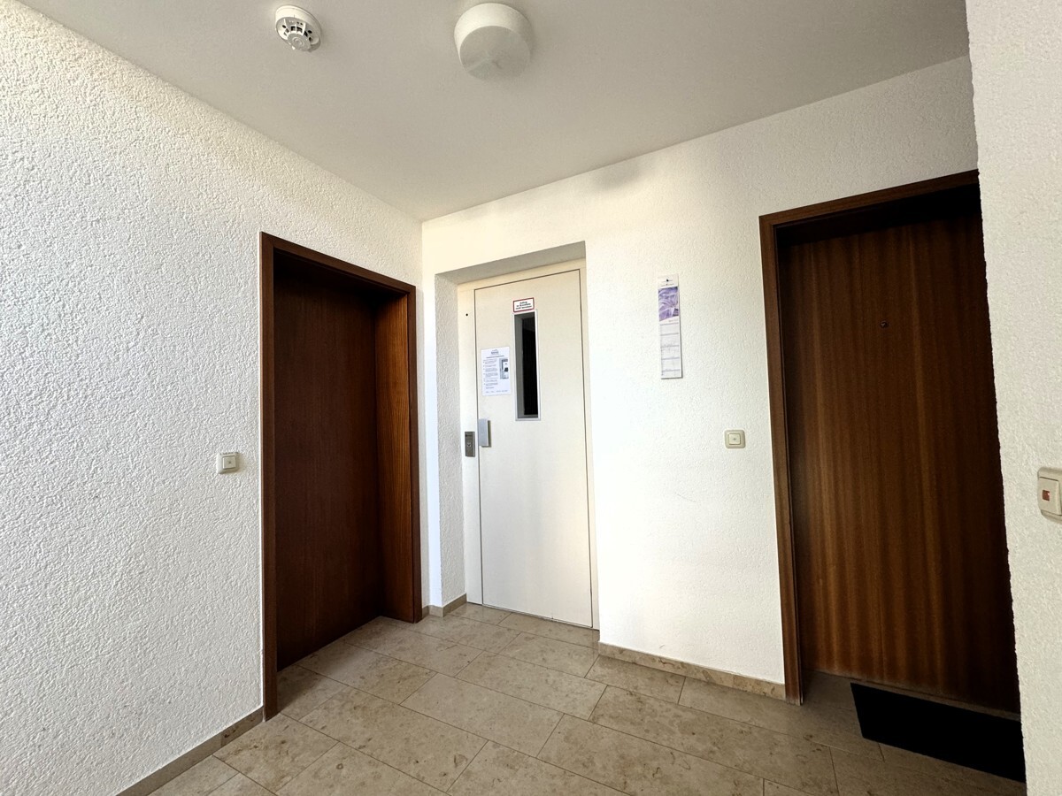 Diele mit Personenaufzug