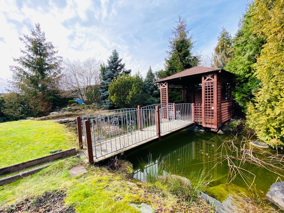 Romantische Gartenlaube