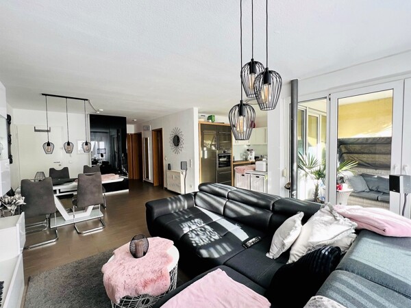 Helles Wohn- Esszimmer