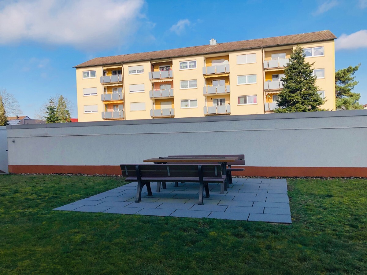 Gemütlicher Sitzplatz vor dem Haus