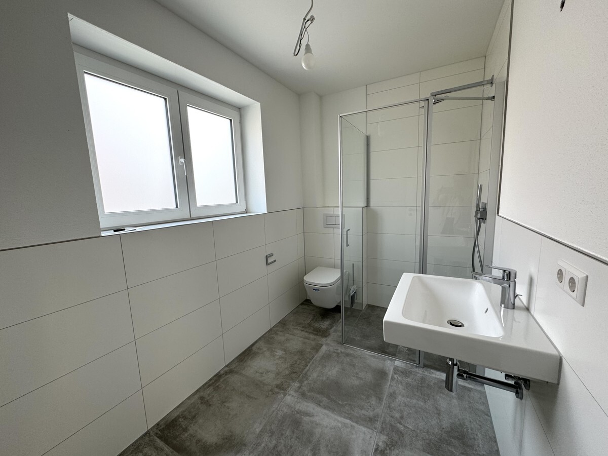 Helles Tageslicht-Gäste-Bad