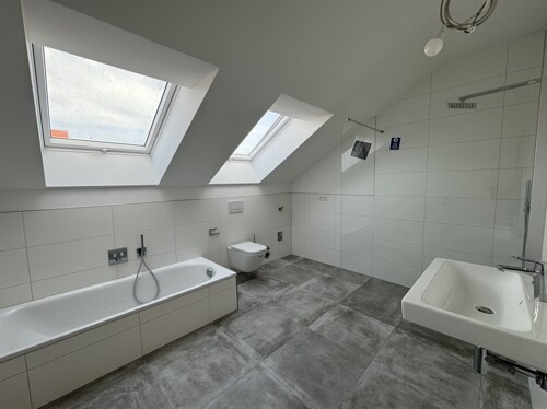Großes Tageslichtbadezimer