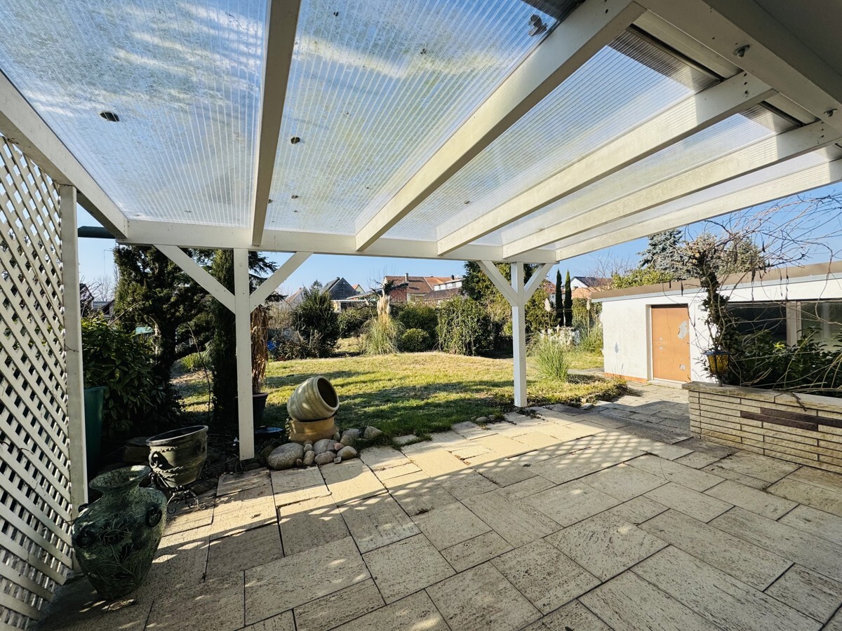 Große überdachte Terrasse