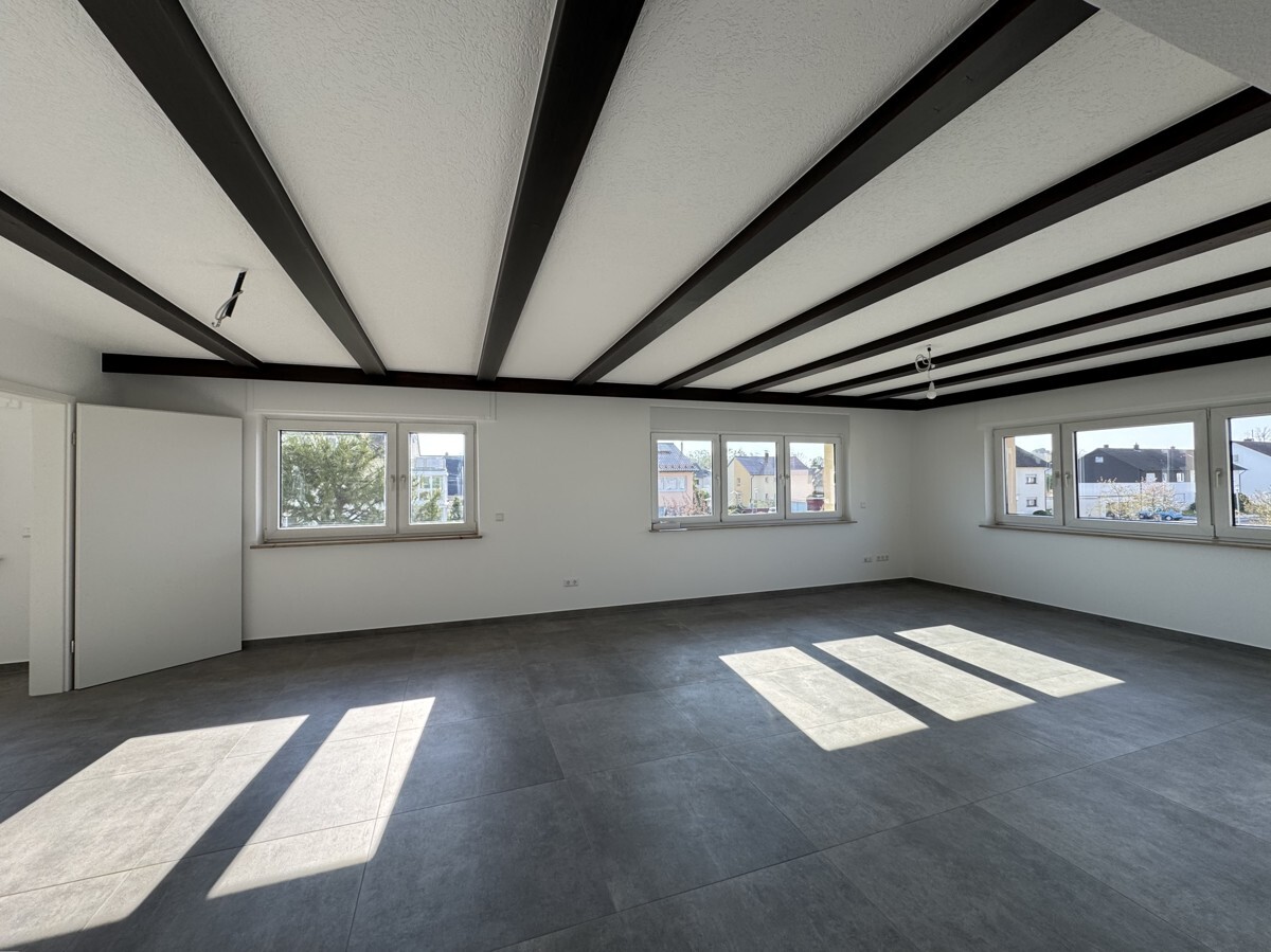 Großes, lichtdurchflutetes Wohnzimmer