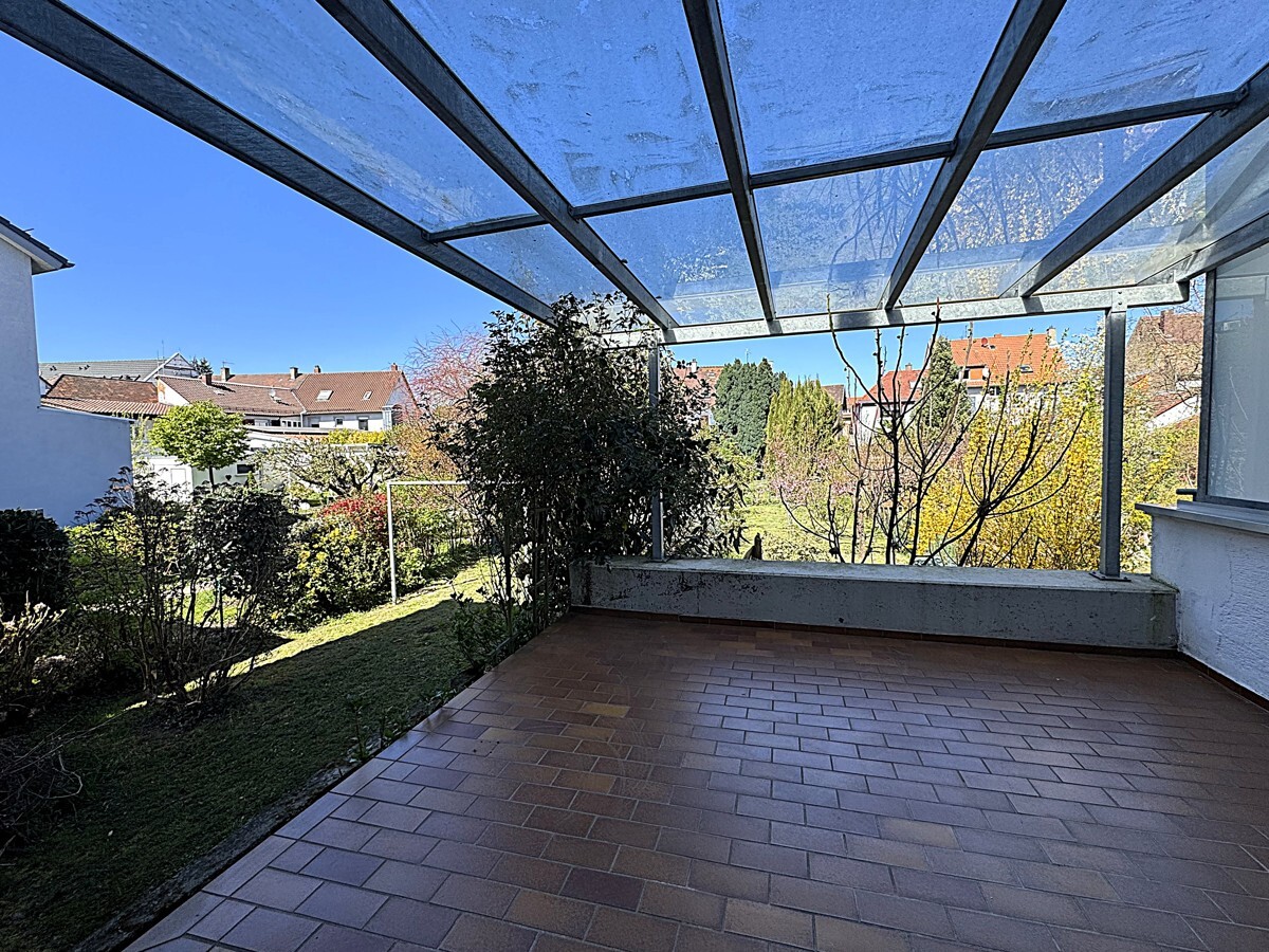 Große, überd. Terrasse