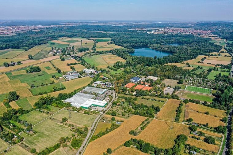 Baggersee und Grünflächen