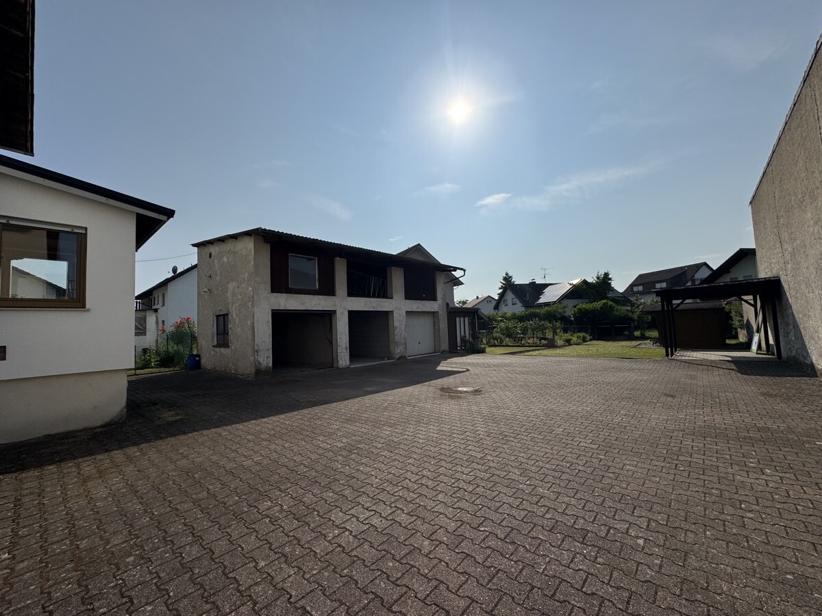 Großer gepflasterter Hof