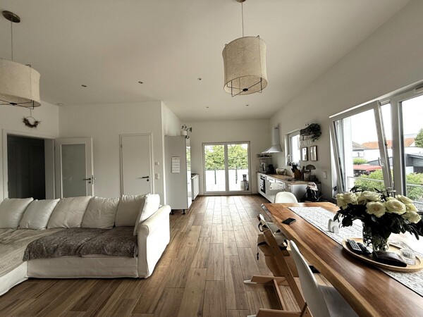 Großes, helles Wohn-Esszimer