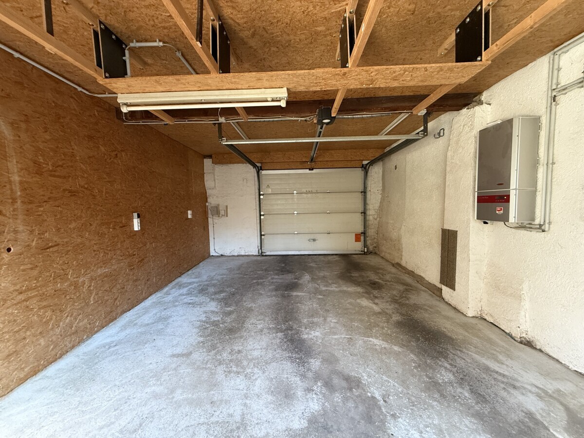 Große Garage mit elektr. Tor