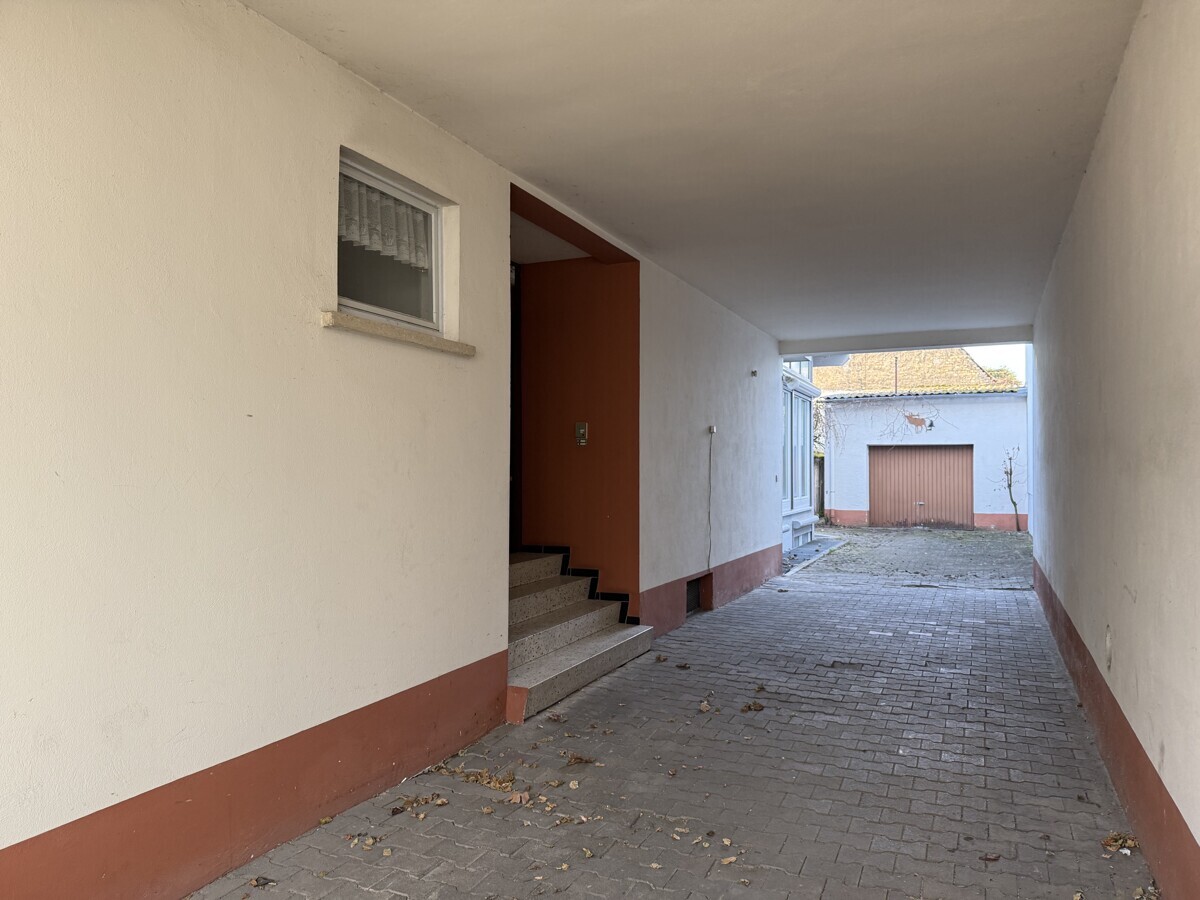 Große überdachte Hofeinfahrt