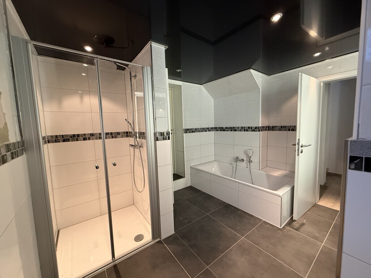 Modernes TGL-Bad (UG)