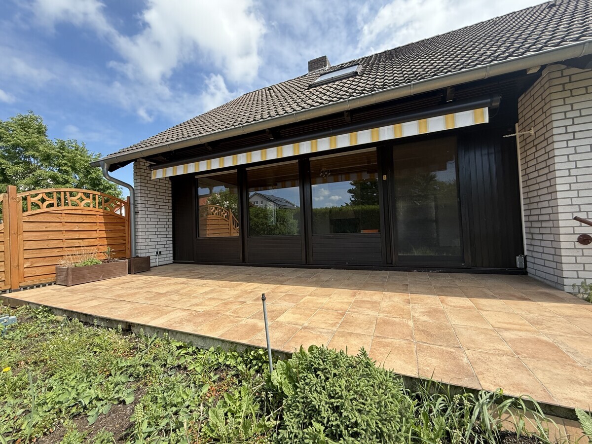 Große Terrasse mit Markise