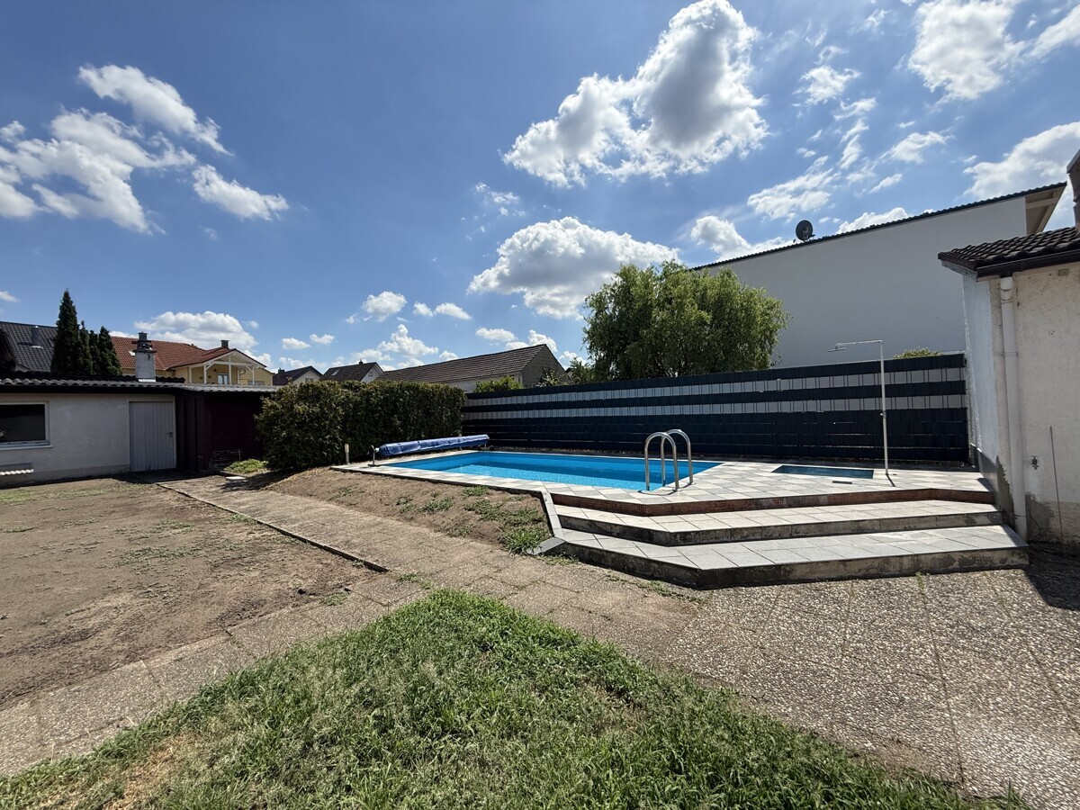 Großer Garten mit Swimmingpool