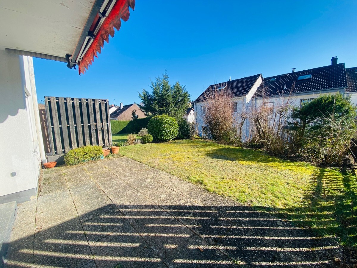 Garten mit überdachter Terrasse