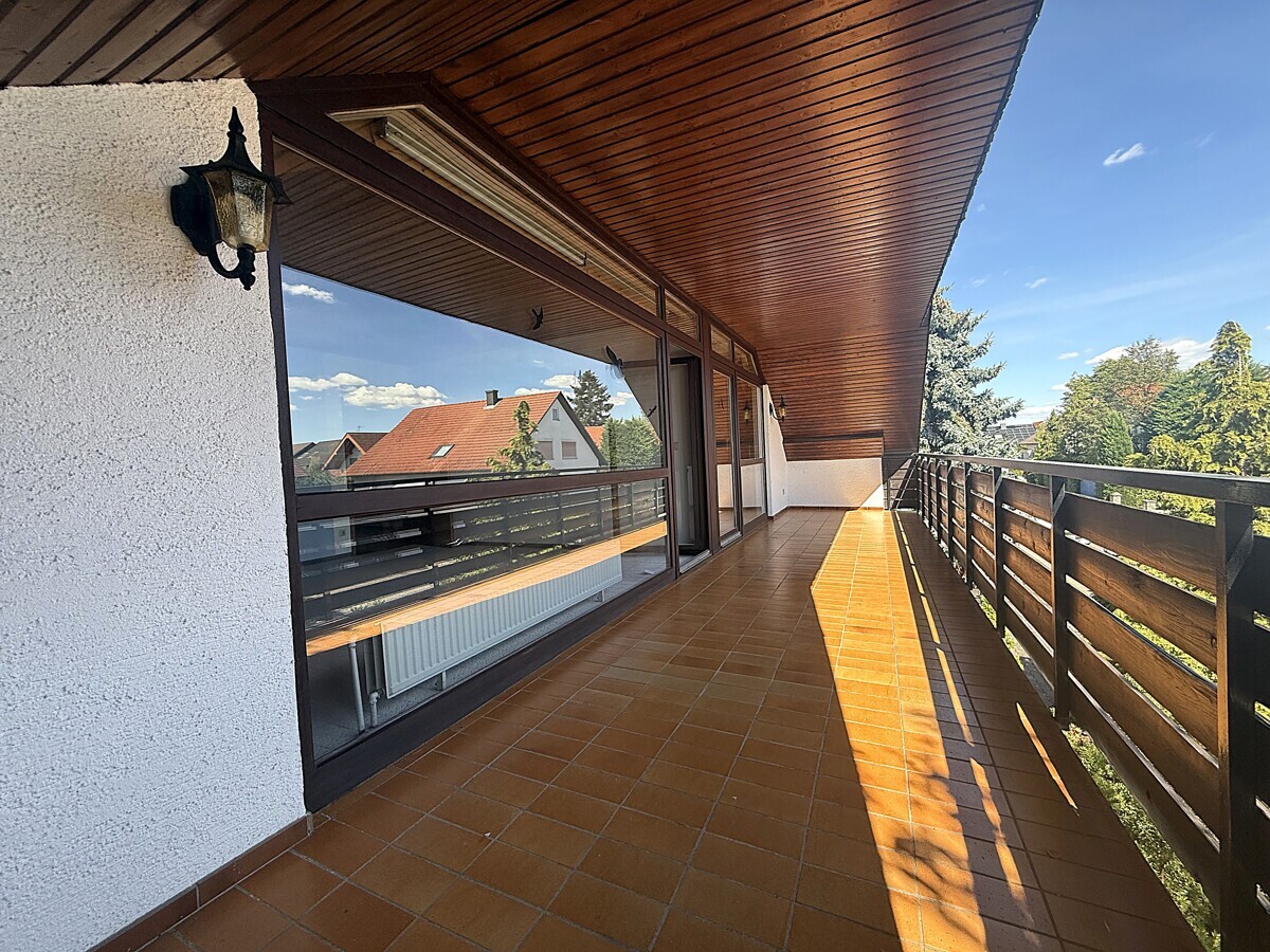 Großer überd. Balkon