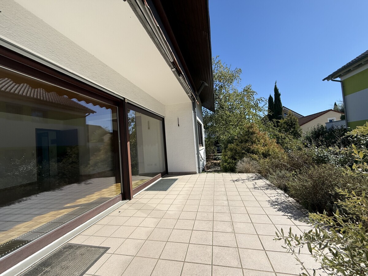 Überdachte Terrasse mit Markise