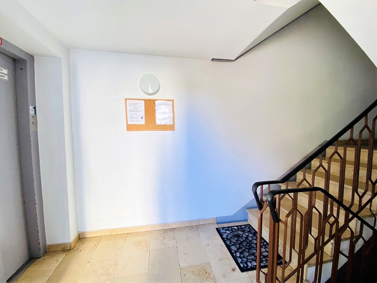 Hauseingang mit Fahrstuhl