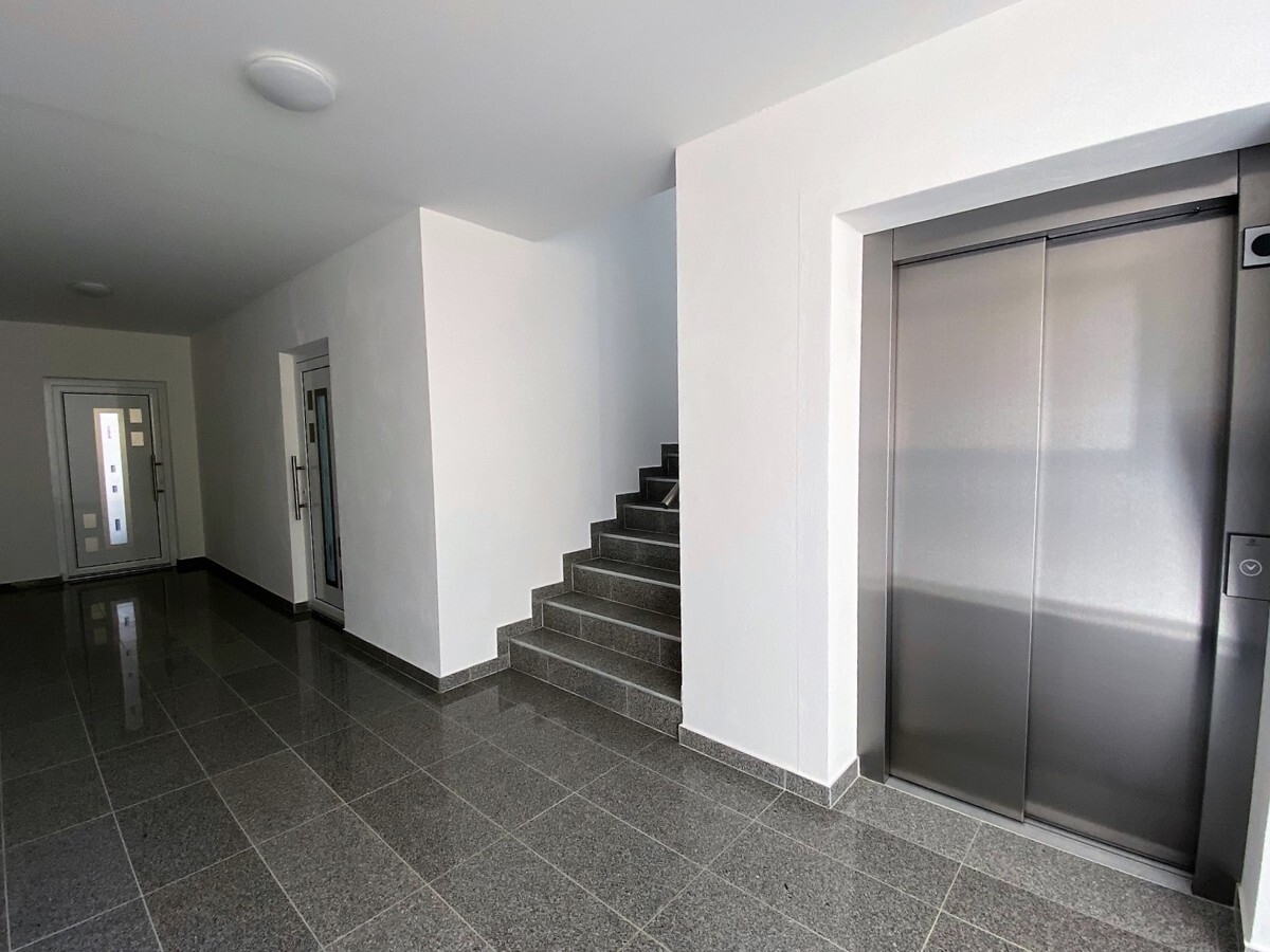 Flur mit Aufzug