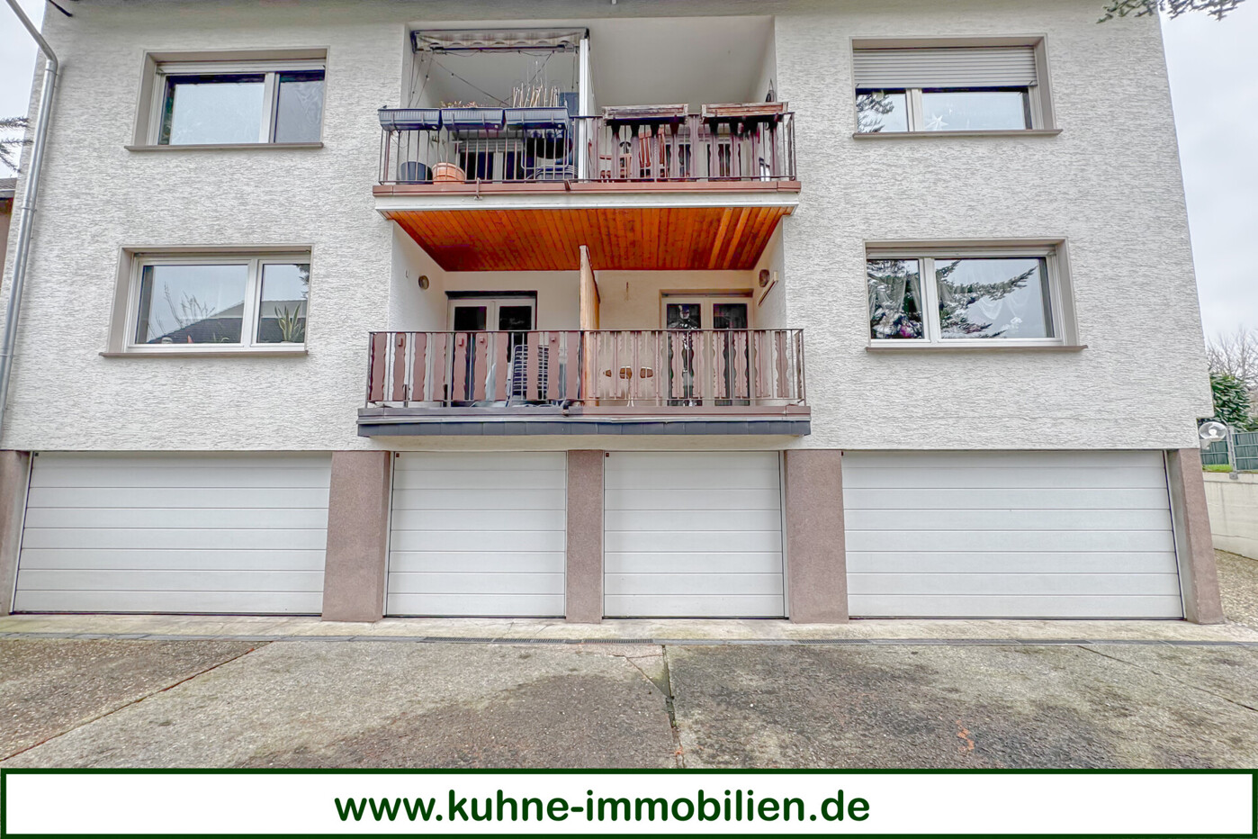 Außen Hinten mit Garagen