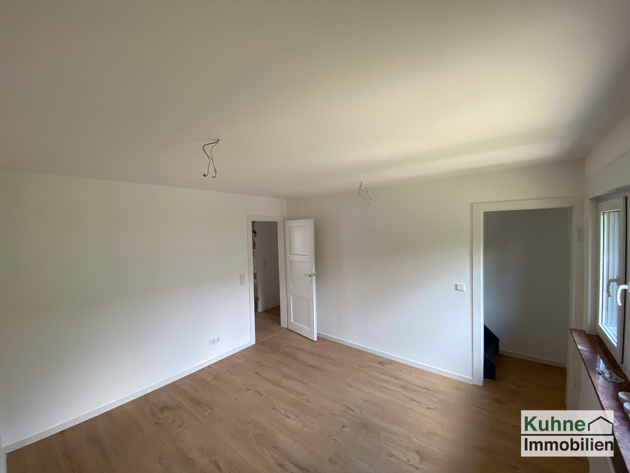 Schlafzimmer mit Zugang zu Spitzboden