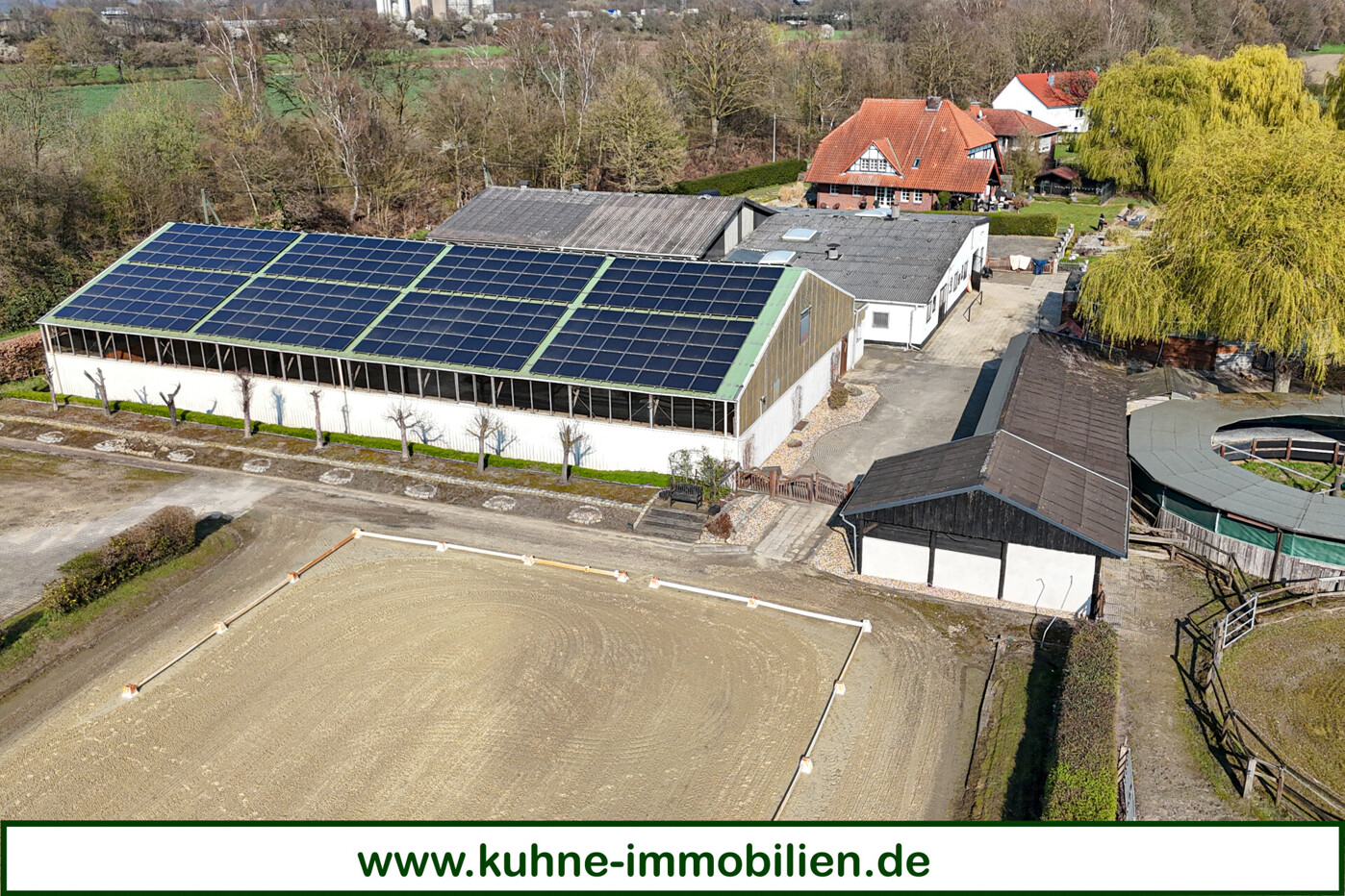 Reitplatz mit Halle