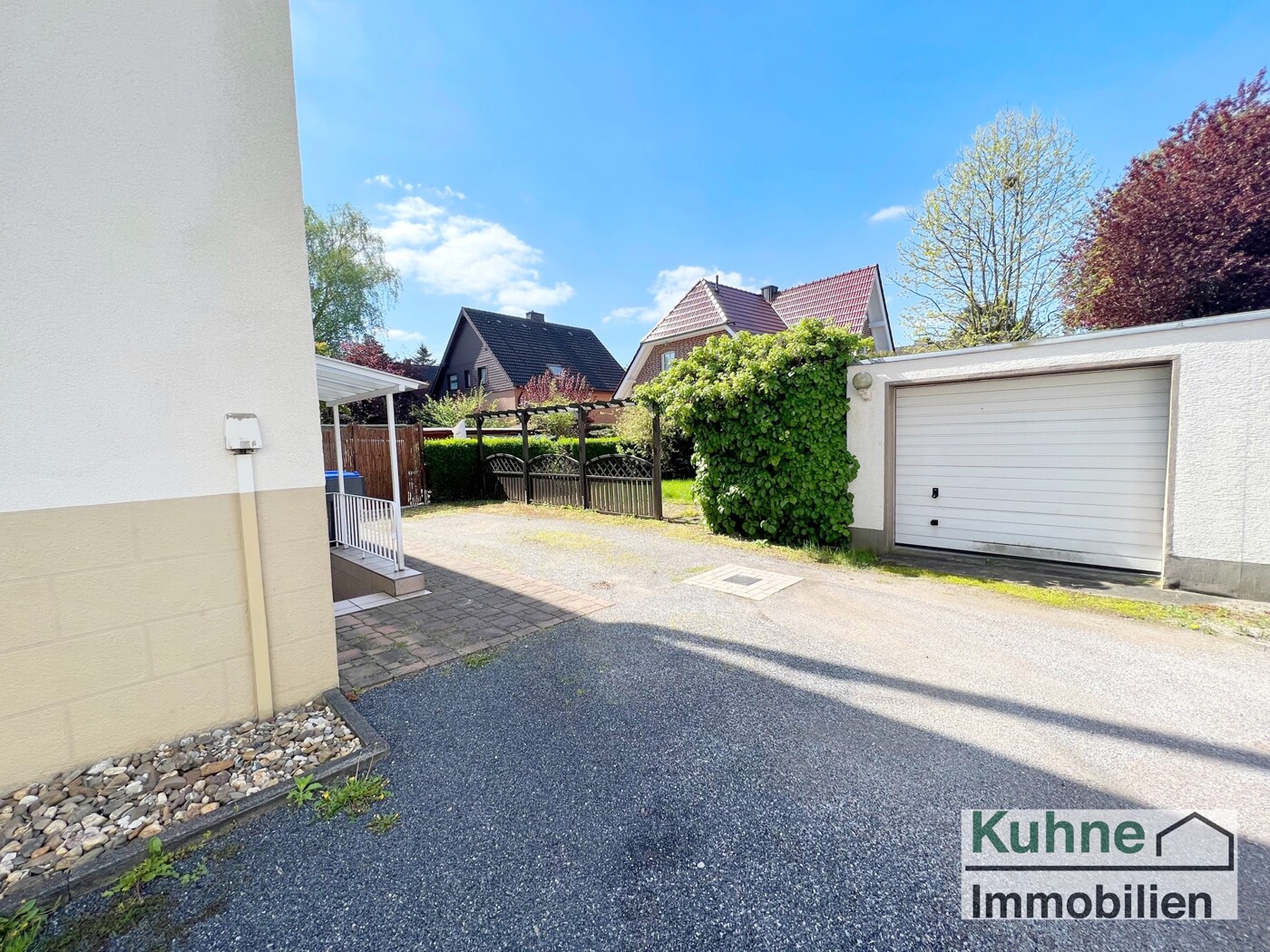 Hofansicht mit Garage
