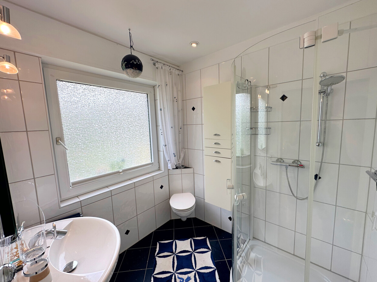 Bad am Schlafzimmer im EG