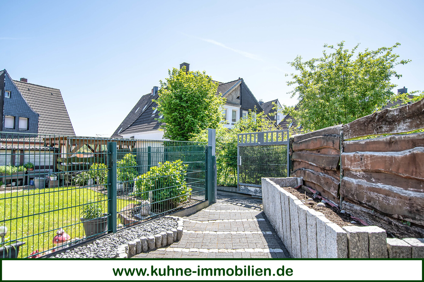 Weg zum Carport