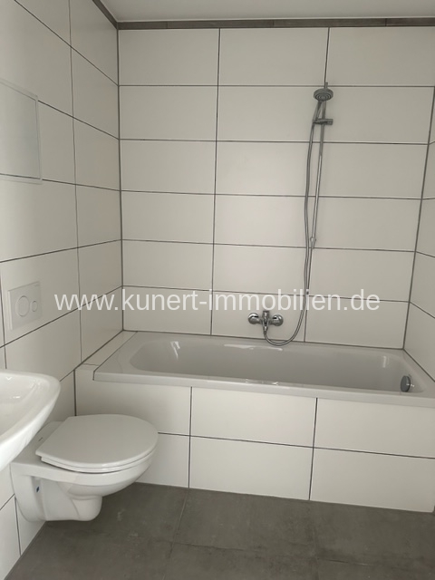 Frisch sanierte 4-Raum-Wohnung mit Balkon und Fahrstuhl in guter Wohnlage von Ha ... - Photo 4