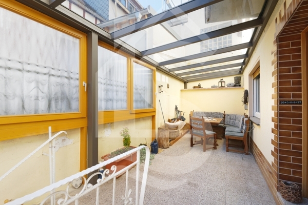 Zugang mit überdachten Terrasse