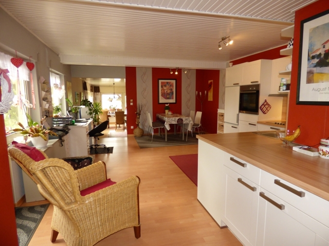 Kitchen & dining area