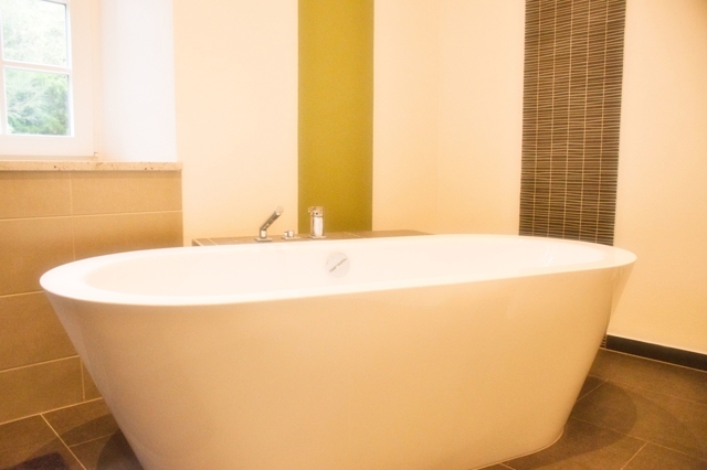 Freestanding bathtub