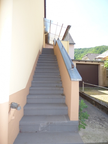 Treppe zu den Wohnungen