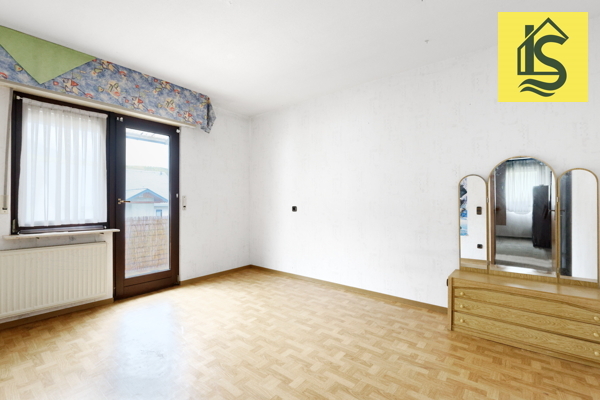 bedroom with access to the balkony