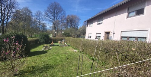 Hausansicht mit Garten 