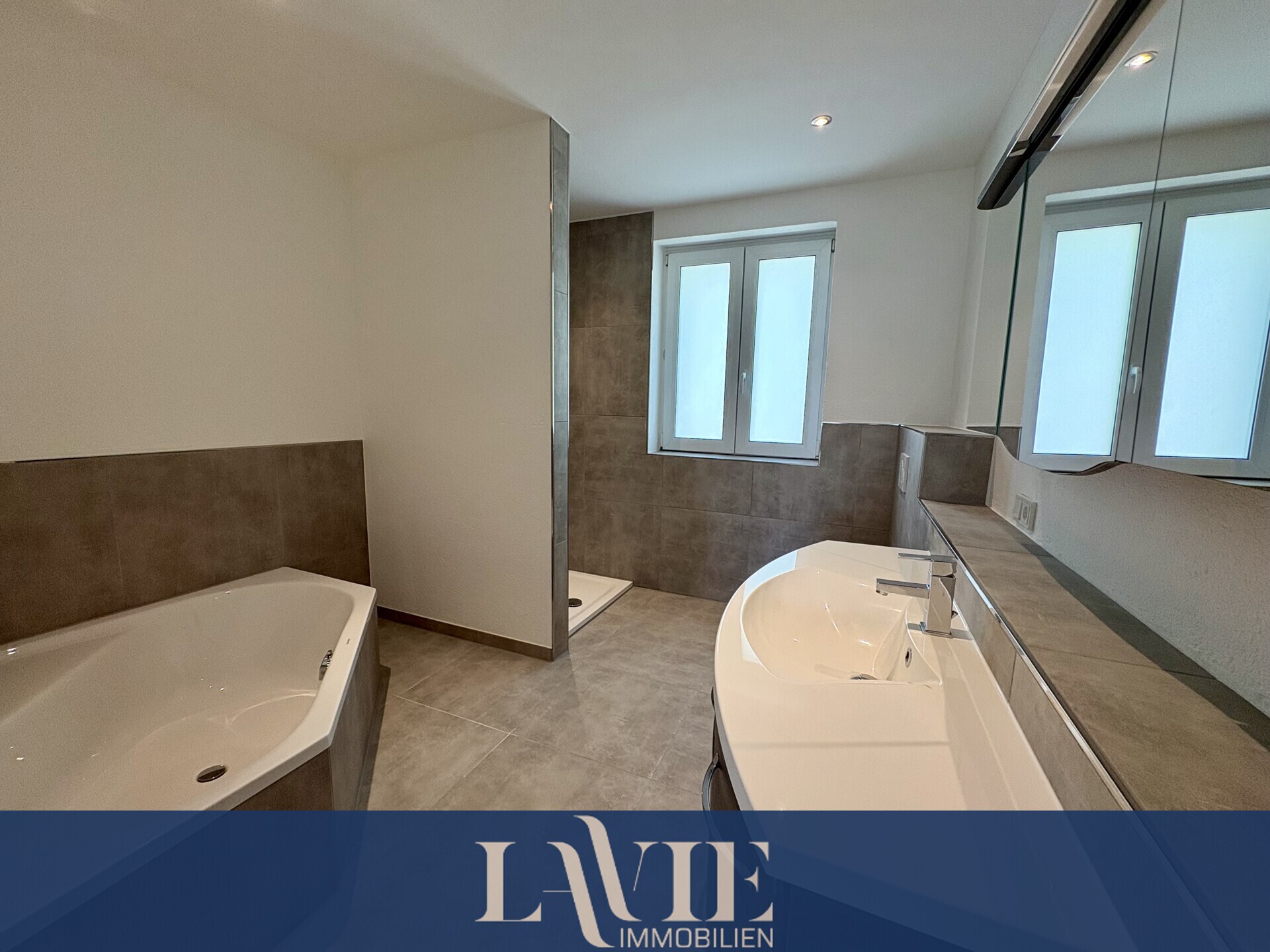 Badezimmer mit Wanne und Dusche