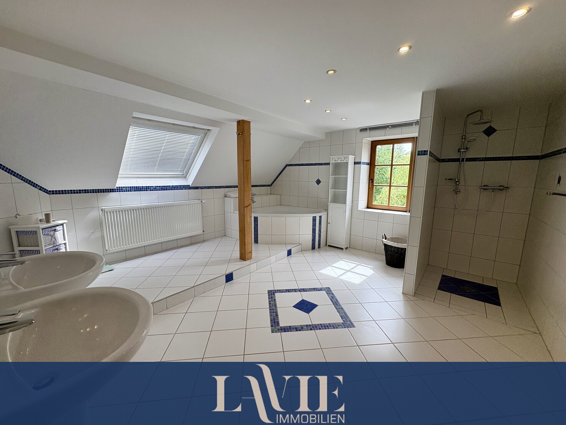 Geräumiges Badezimmer