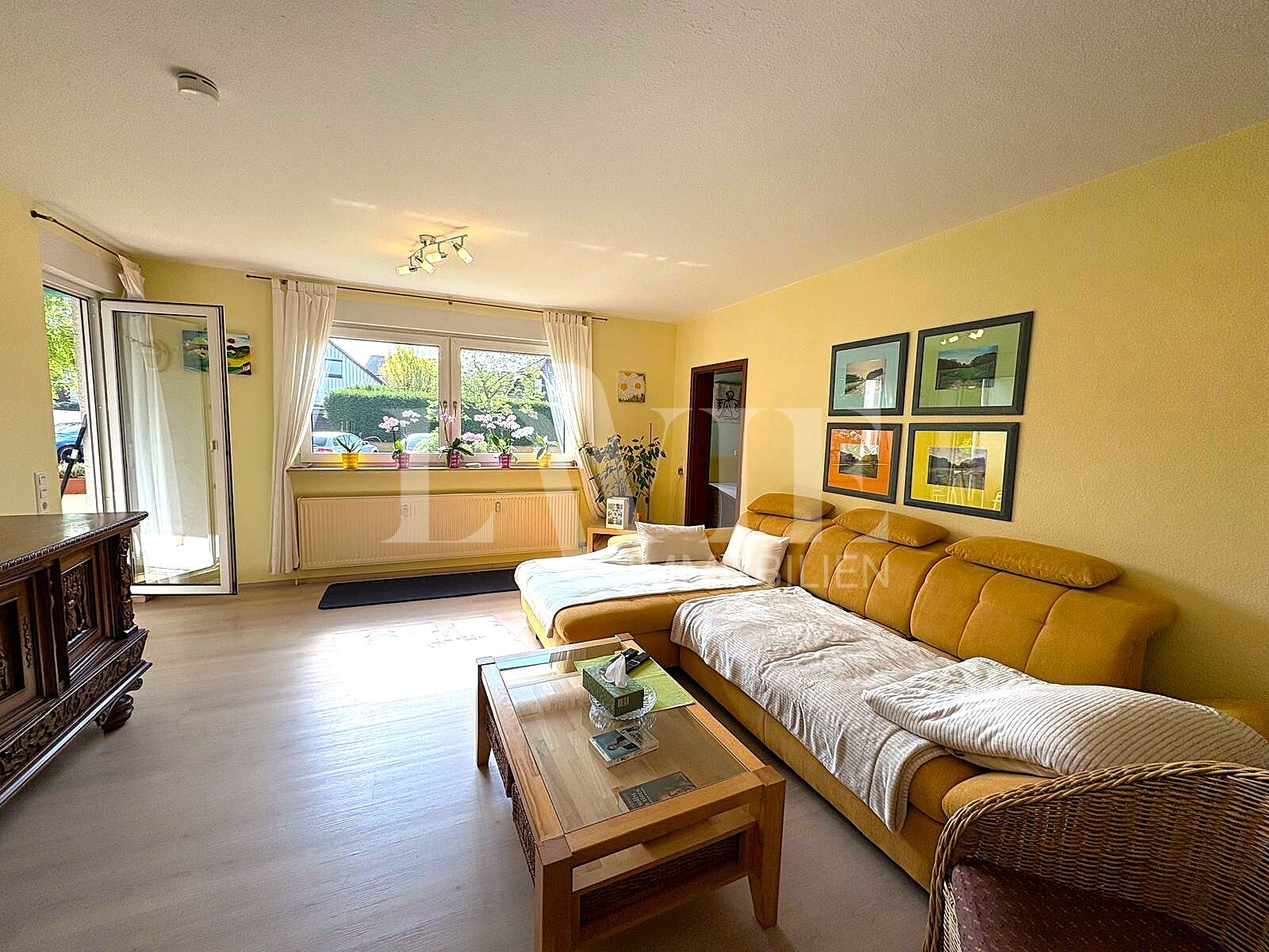 Wohnzimmer mit Ausgang zum Balkon