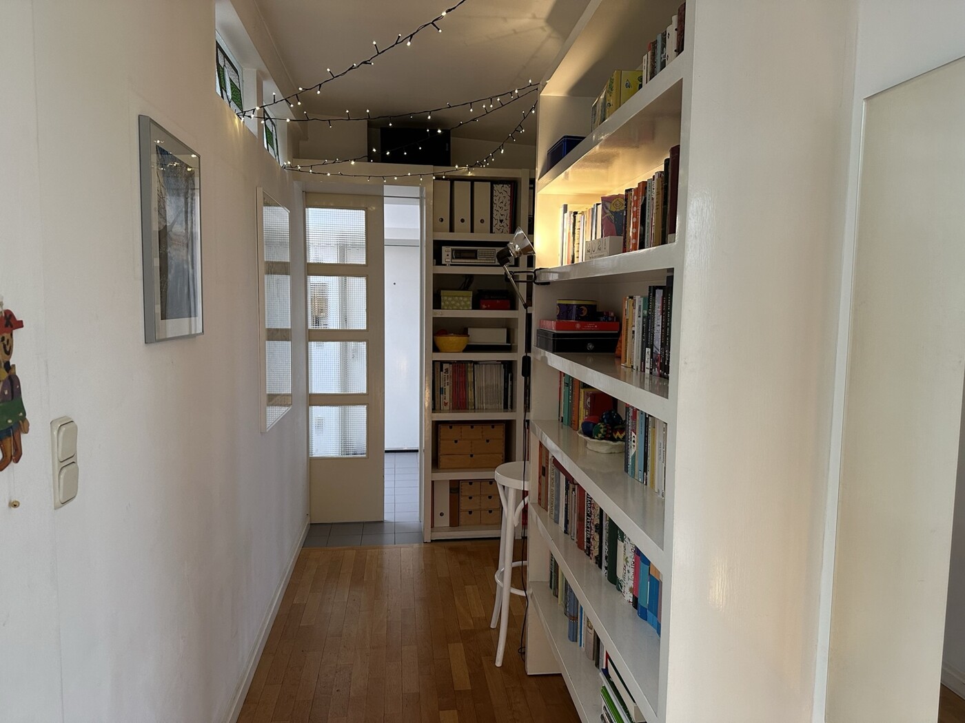 vorderer Flur mit Blick zur Wohnungseingang