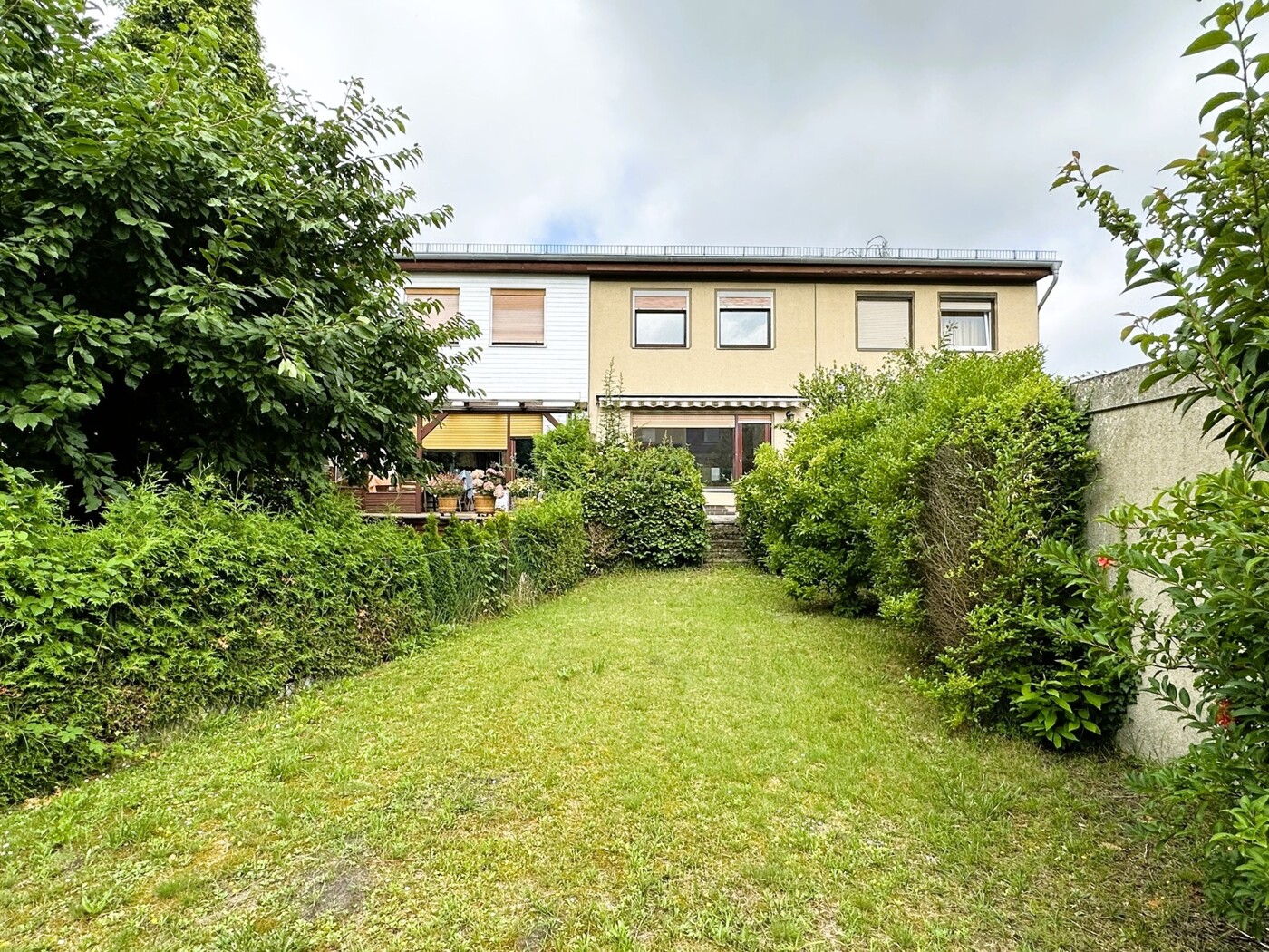 Garten Blick zum Haus