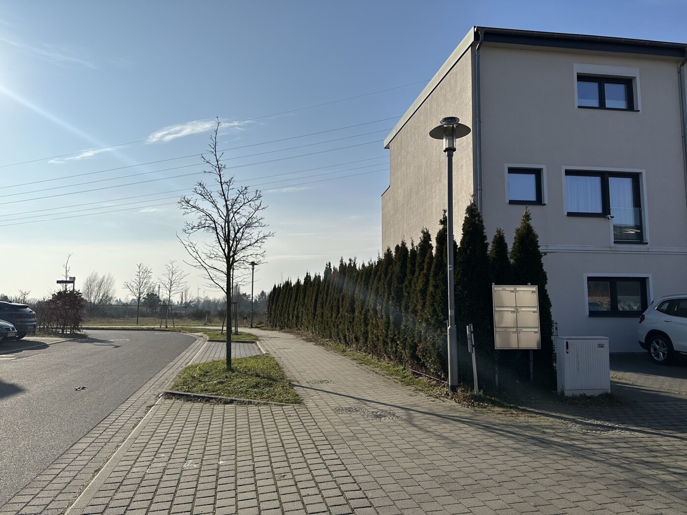 ruhige Straße mit Weg zum Feld