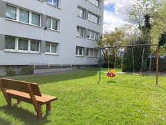 Grünfläche mit Spielplatz