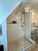 großzügige Dusche