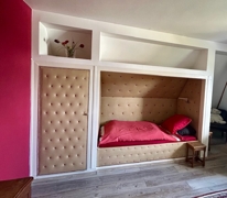 liebevolle Schlafalkoven mit Einbauschrank